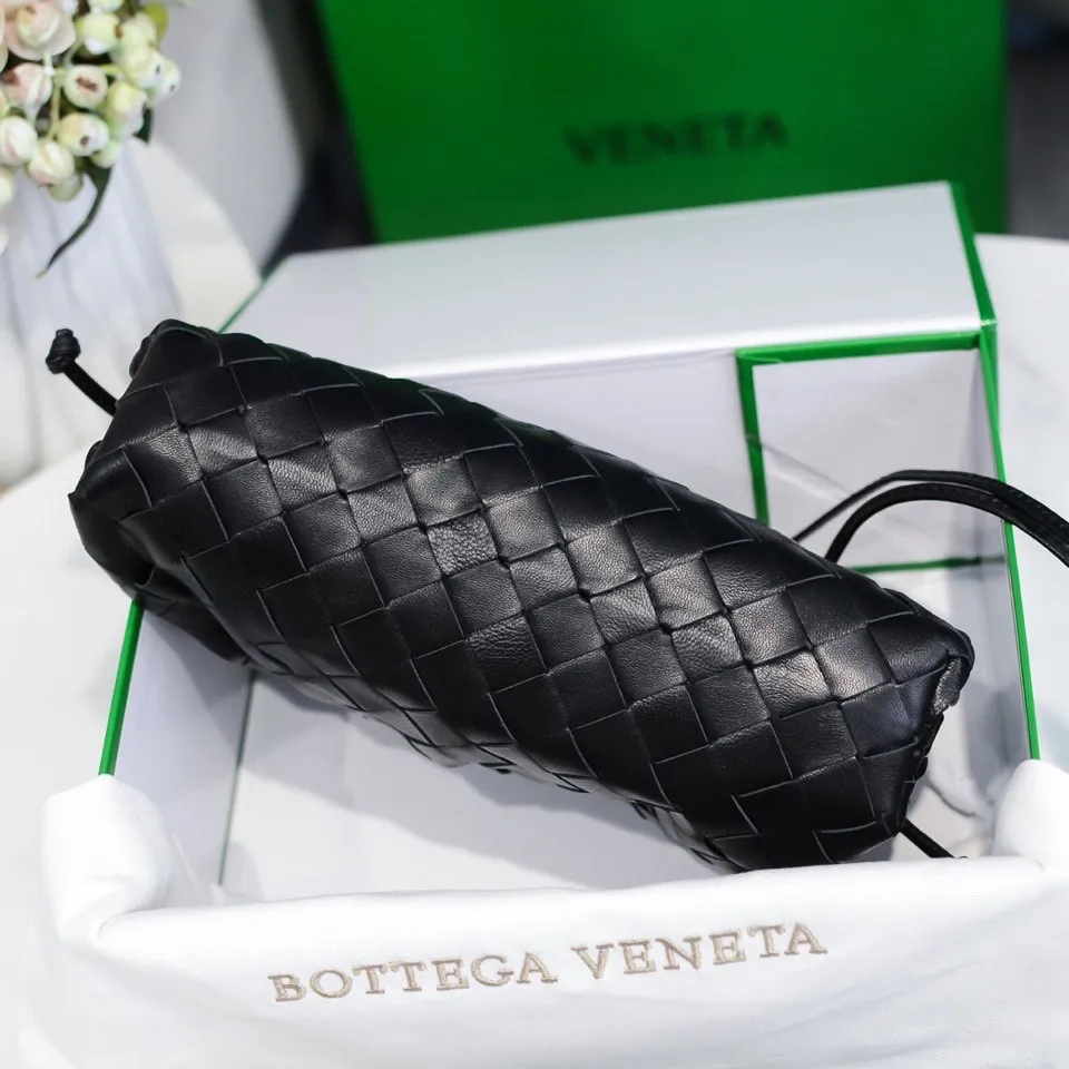 Batch 1260 Real shots👇Large plaid weaving The pouch cloud bag is the first series designed by former Celine designer Daniel Lee after joining BV. The upper body is extremely ecstatic ~ fashionable and classy ~ elegant and concise, lazy and intellectual size: 23*13*8 [Little Cloud Rough Weave#]